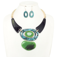 ACRYLIC GEOMETRIC STATEMENT NECKLACE SET